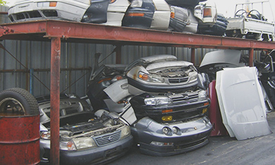 中古部品をコンテナに積み込んでいます