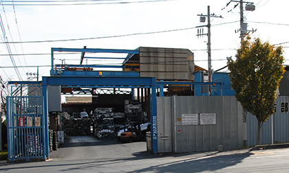ISO14001を取得した本社工場では解体・破砕処理を専門に行います