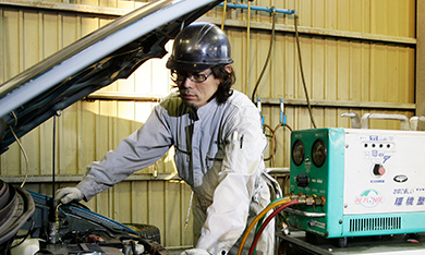 使えるパーツを丁寧に取り外します